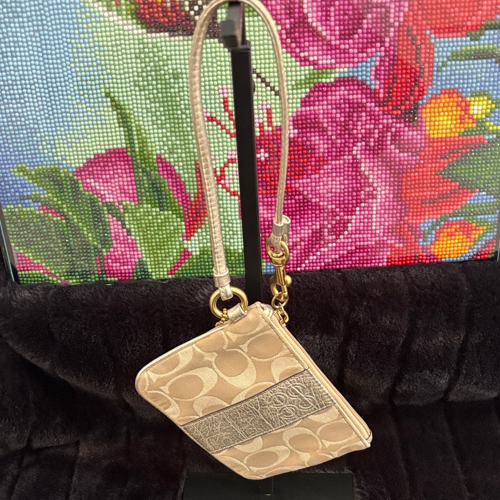 Coach🌸Wristlet with Original Hang tag - Picture 8 of 12